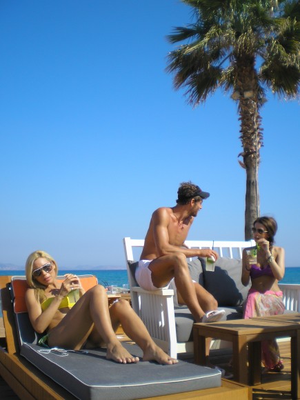 O Γιώργος Μανίκας  με την συντροφό του  Έλλη Γκεβελεσάκη και την παρέα τους
