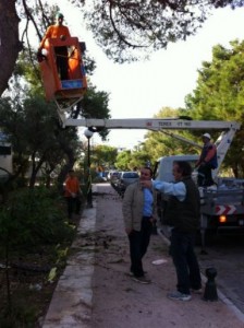 Παράλληλα, στον περιφερειακό χώρο των κτιρίων του Αθλητικού Κέντρου και των Σχολείων δημιουργείται, μια φυσική διαδρομή για τρέξιμο ή περπάτημα, τόσο για τους αθλητές όσο και για όποιον πολίτη θέλει να ασκηθεί.  Όλα τα κτίρια, βάφονται σε φυσικούς γήινους χρωματισμούς, ενώ θα απομακρυνθούν οι κατασκευές και οι χρήσεις που επί χρόνια εμπόδιζαν την εύρυθμη λειτουργία των εγκαταστάσεων.  Προκειμένου να αποφευχθεί η άναρχη κυκλοφορία οχημάτων και η παράνομη στάθμευση πραγματοποιούνται κυκλοφοριακές ρυθμίσεις που θα δημιουργήσουν ένα ασφαλές περιβάλλον για αθλητές και μαθητές.