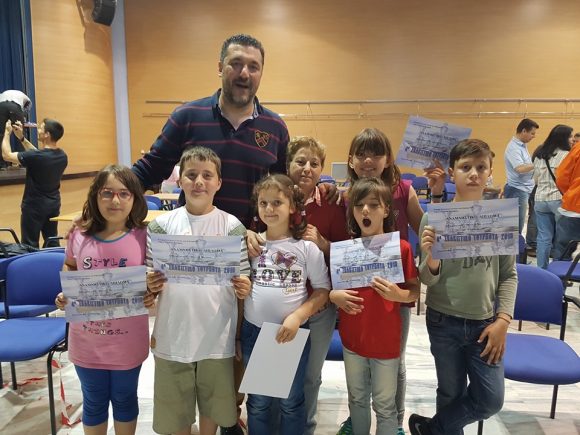 Ο αντιδήμαρχος Γιάννης Φωστηρόπουλος με παιδιά που πήραν μέρος στο τουρνουά